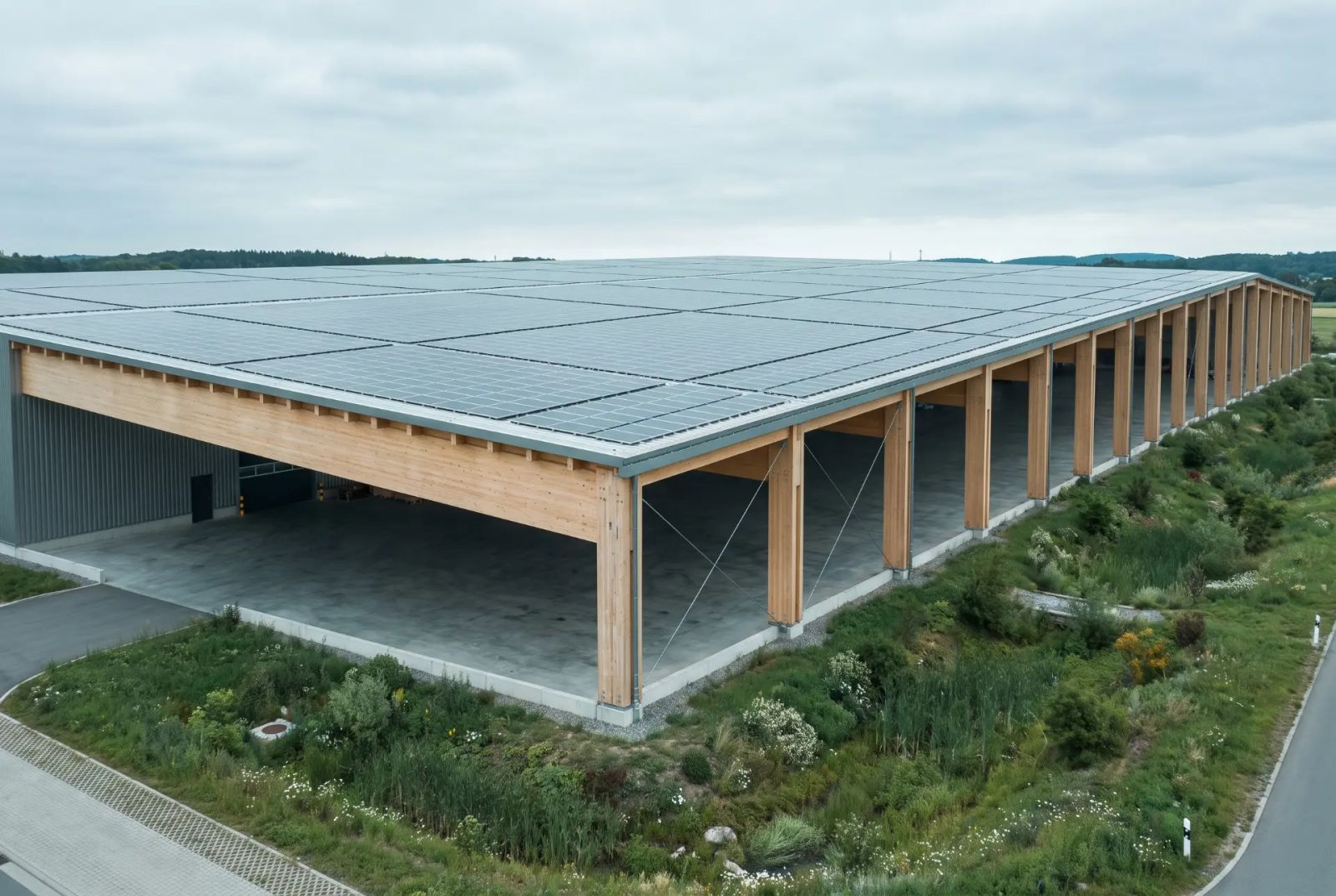 Halle in Holzbauweise mit vollflächig belegtem Solardach
